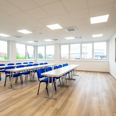 Hotel Novapart Stay Smart Велс Екстериор снимка
