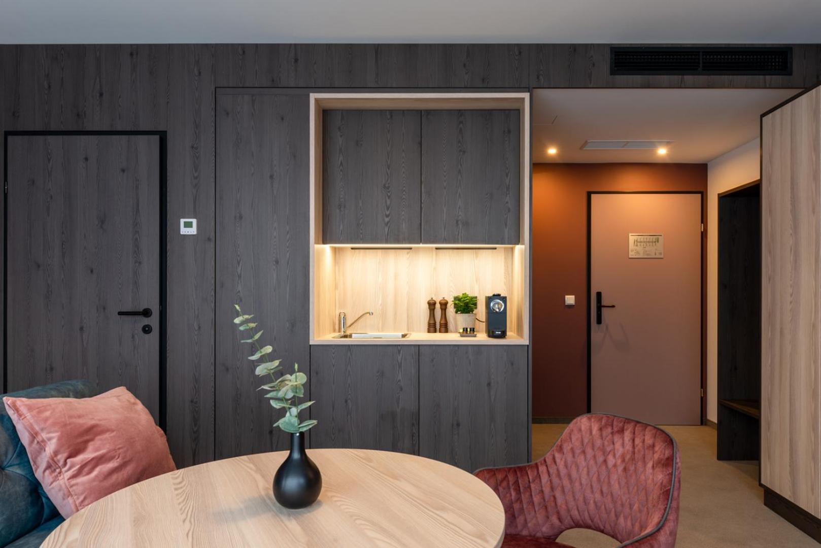 Hotel Novapart Stay Smart Велс Екстериор снимка