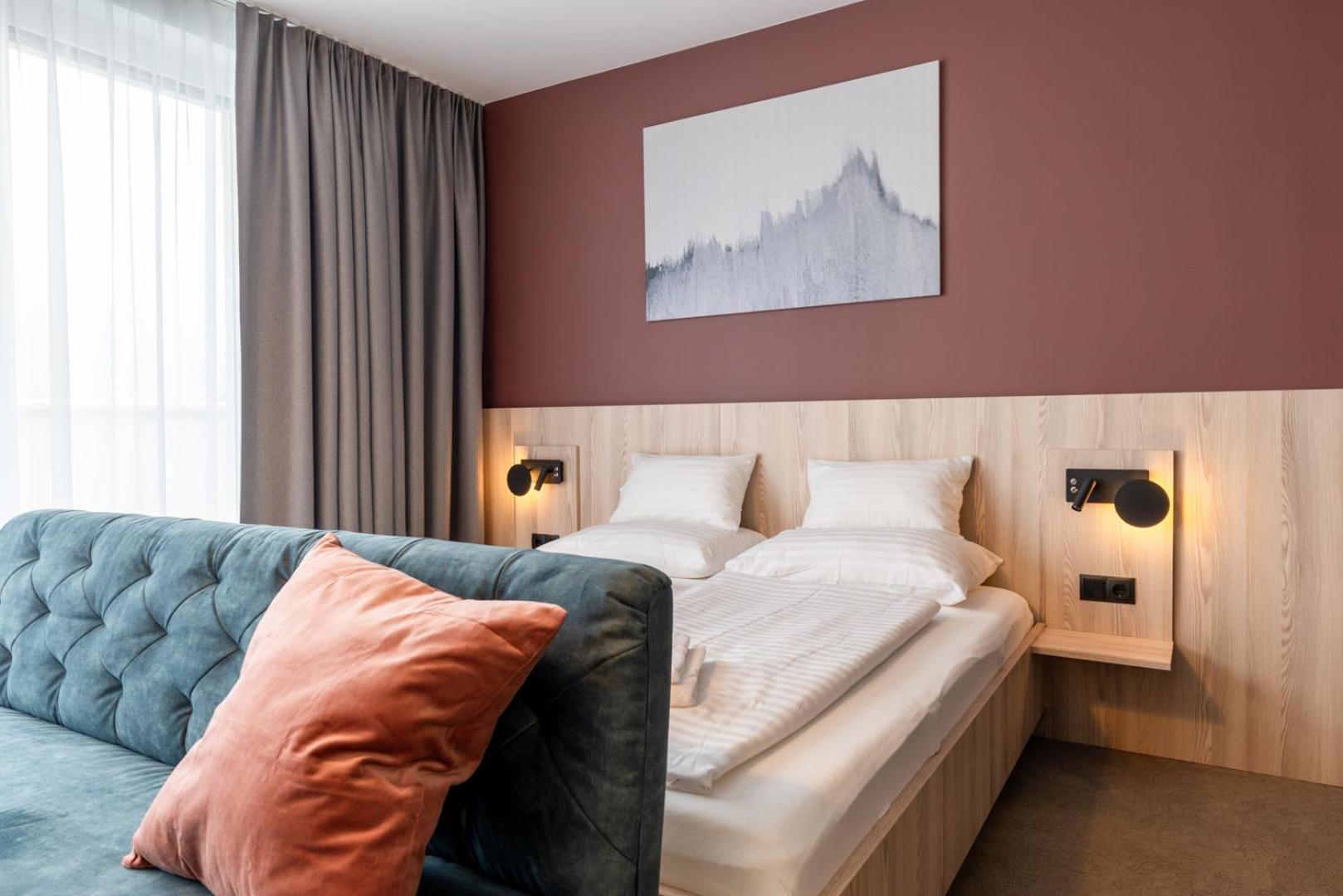 Hotel Novapart Stay Smart Велс Екстериор снимка