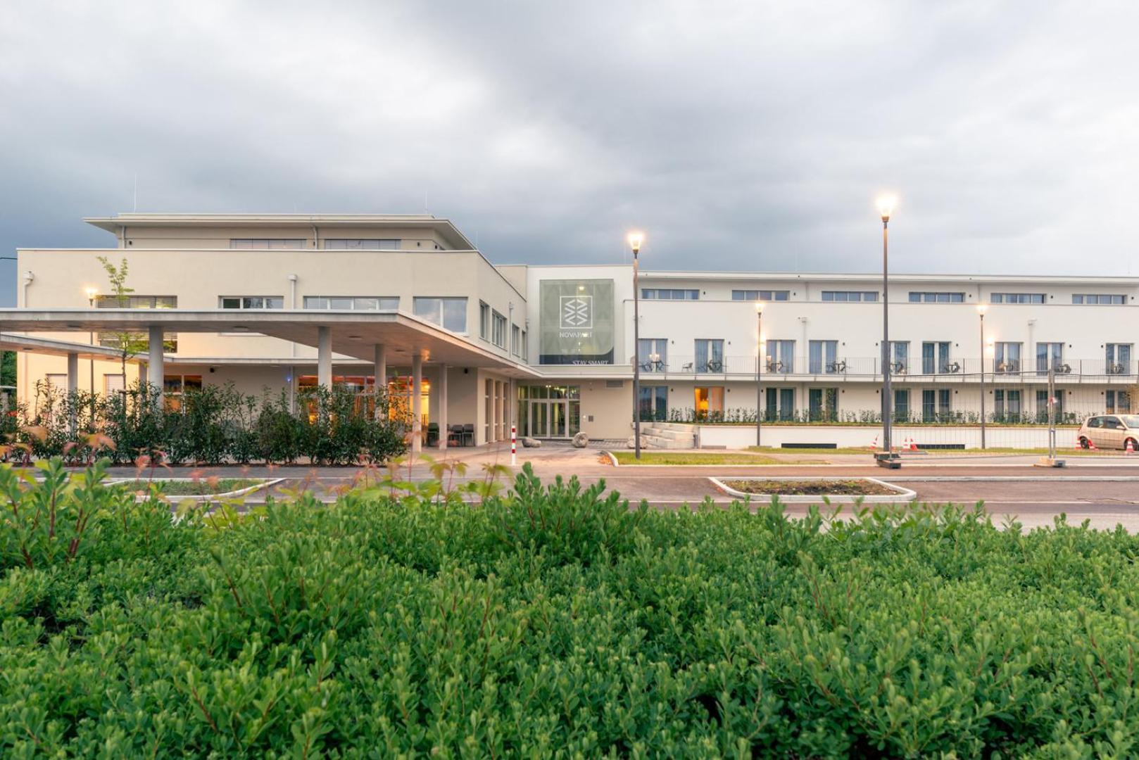 Hotel Novapart Stay Smart Велс Екстериор снимка