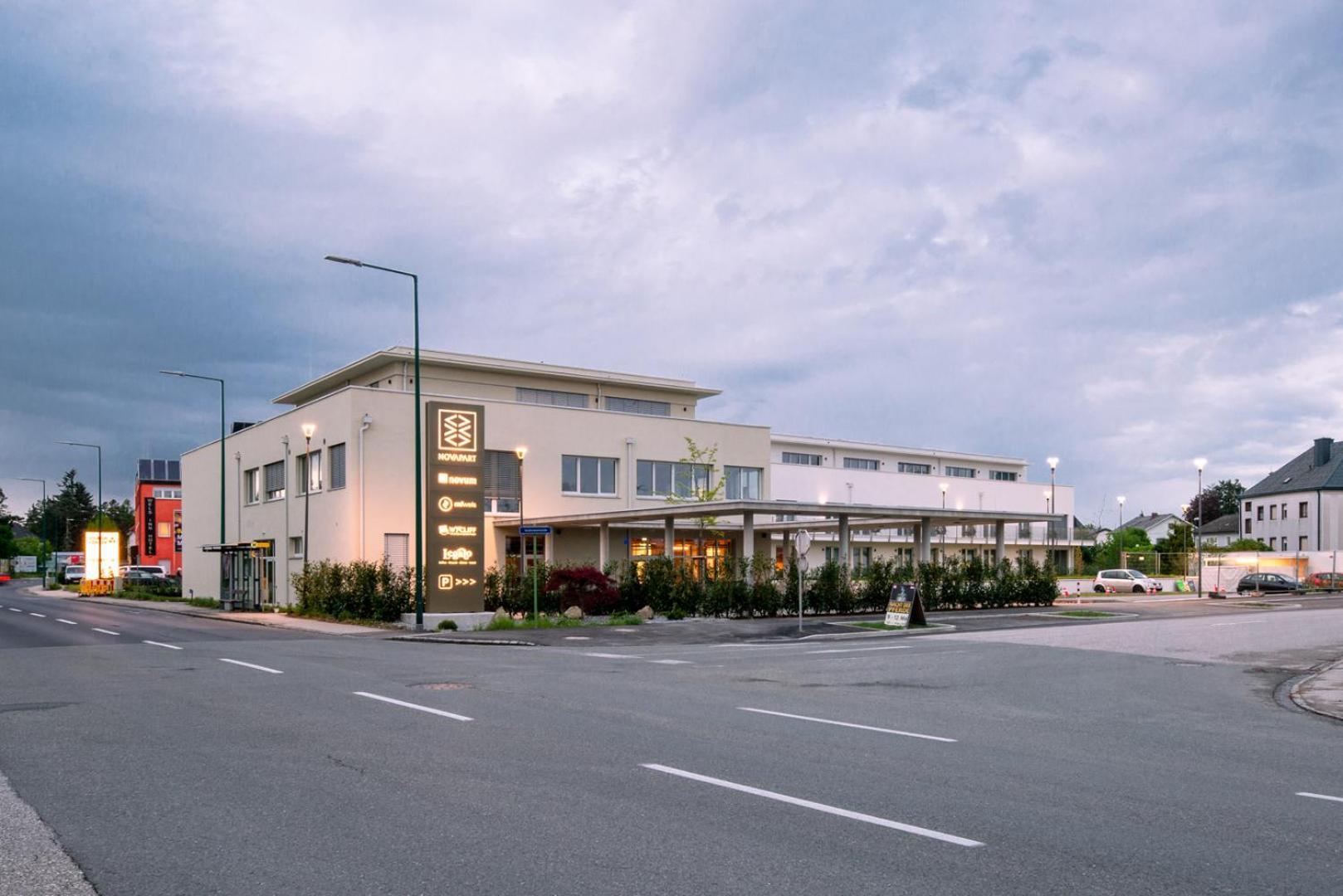 Hotel Novapart Stay Smart Велс Екстериор снимка