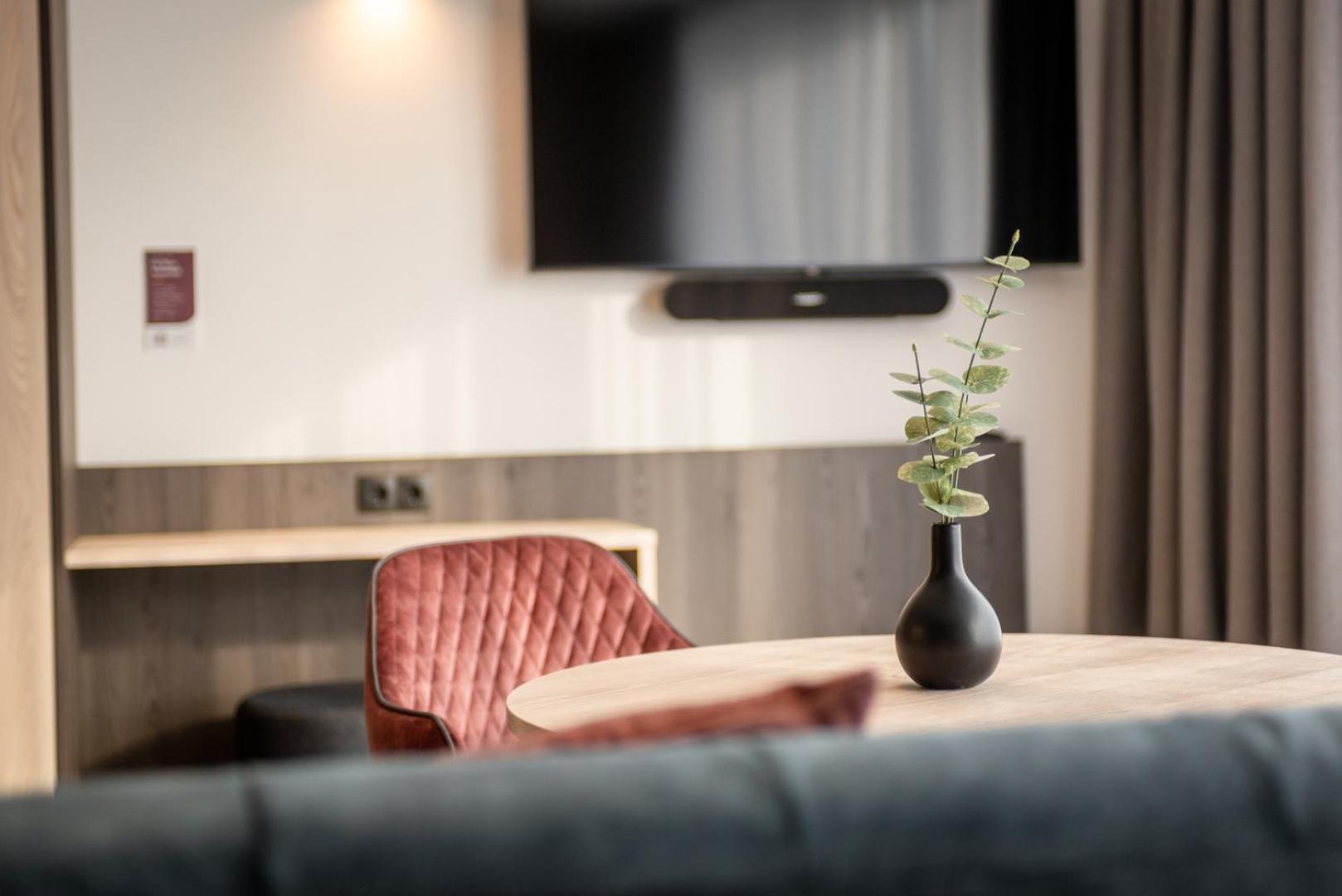 Hotel Novapart Stay Smart Велс Екстериор снимка