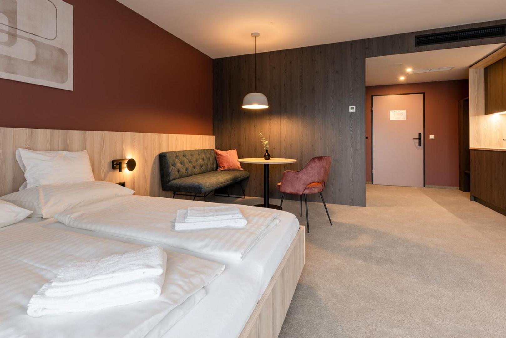 Hotel Novapart Stay Smart Велс Екстериор снимка