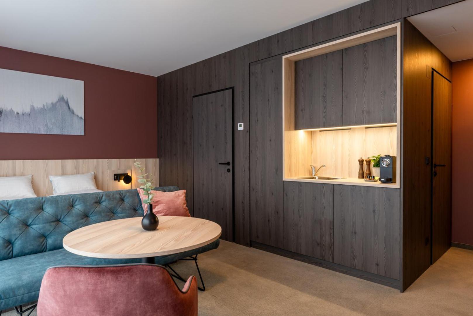 Hotel Novapart Stay Smart Велс Екстериор снимка