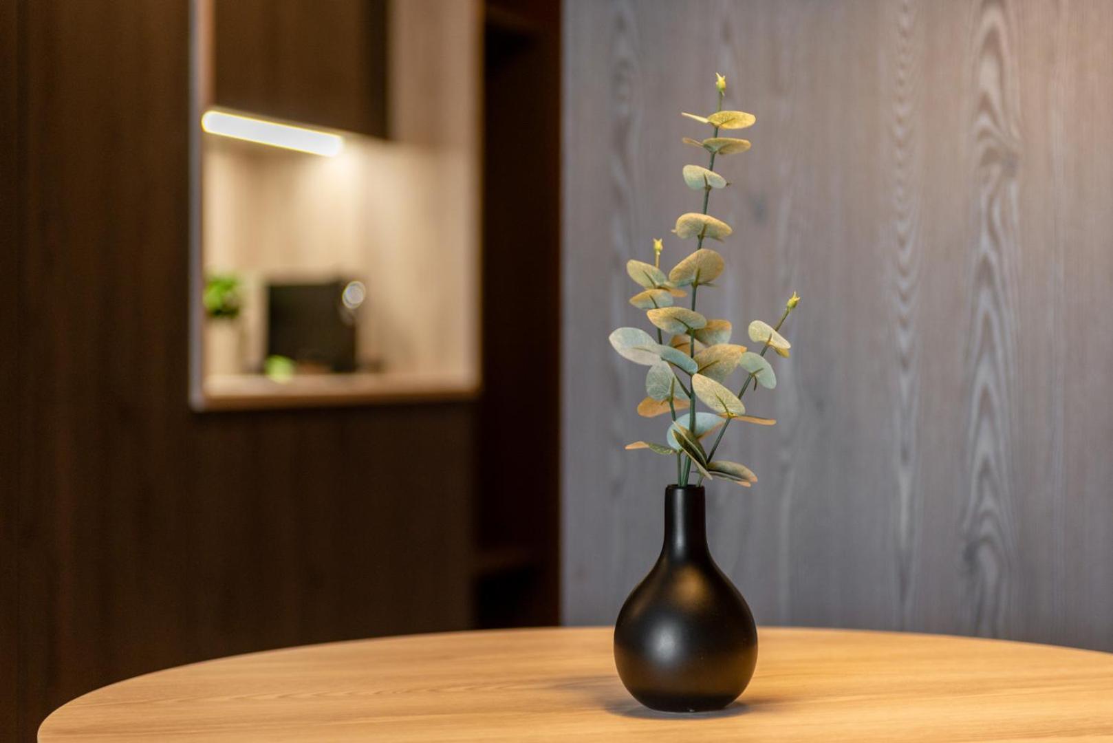 Hotel Novapart Stay Smart Велс Екстериор снимка
