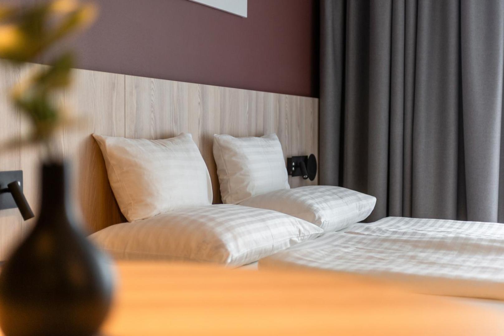 Hotel Novapart Stay Smart Велс Екстериор снимка