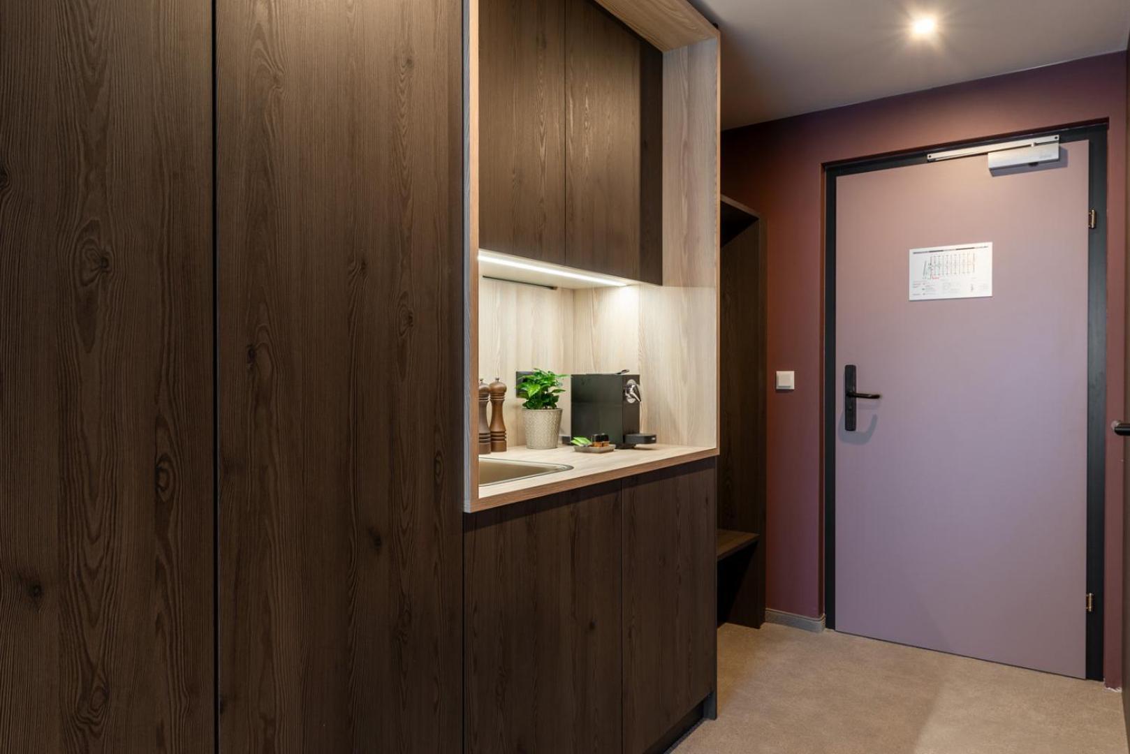 Hotel Novapart Stay Smart Велс Екстериор снимка