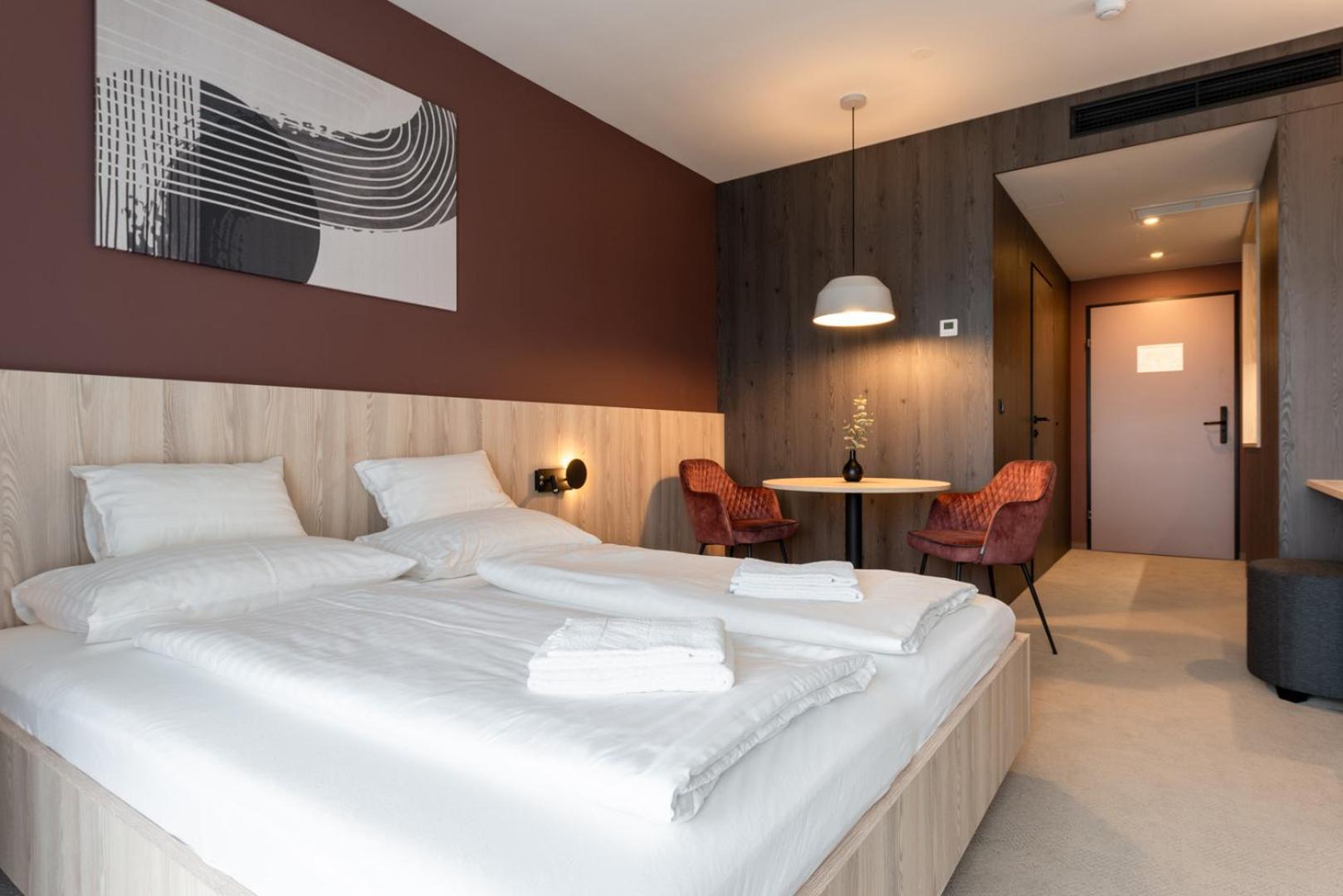 Hotel Novapart Stay Smart Велс Екстериор снимка