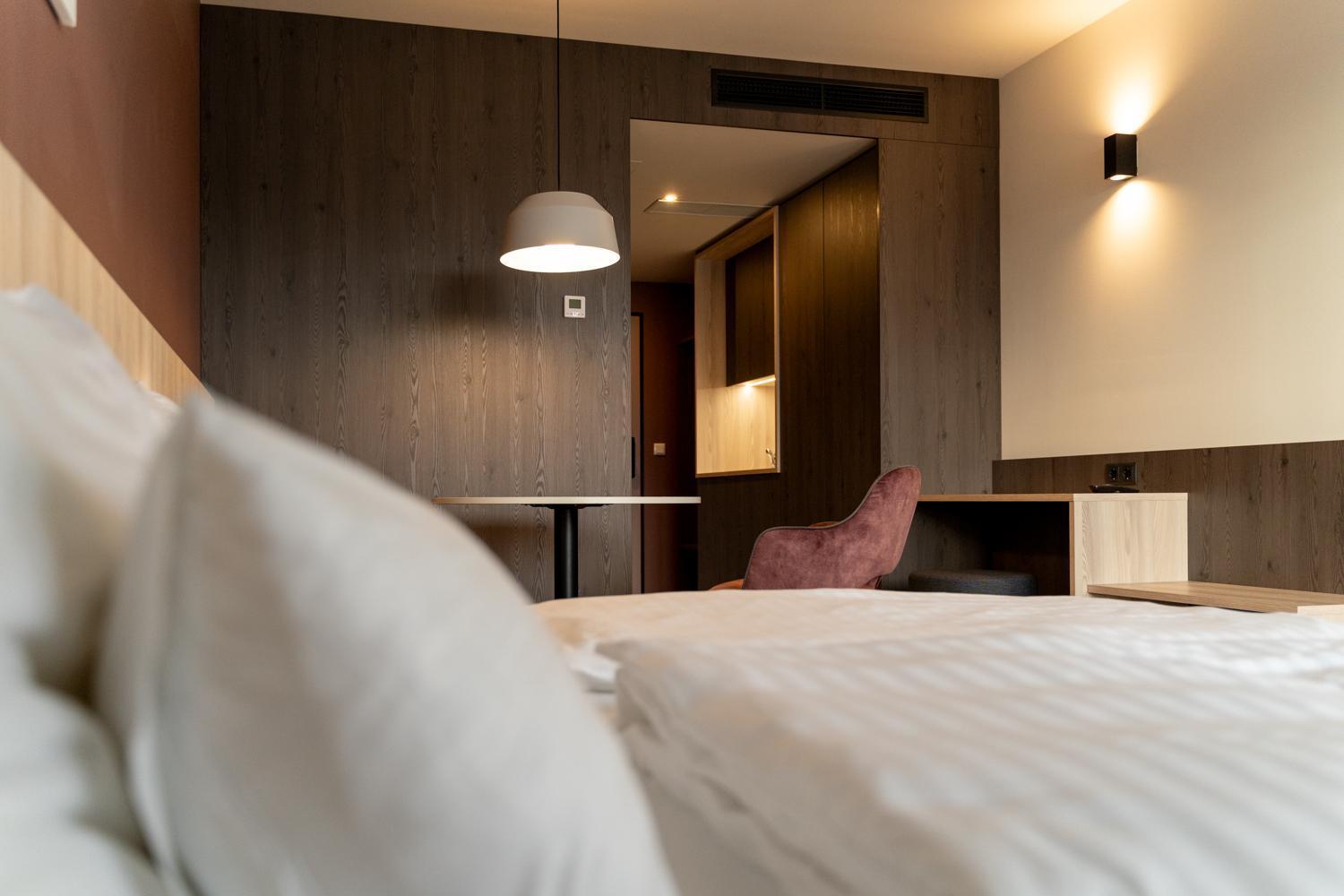Hotel Novapart Stay Smart Велс Екстериор снимка