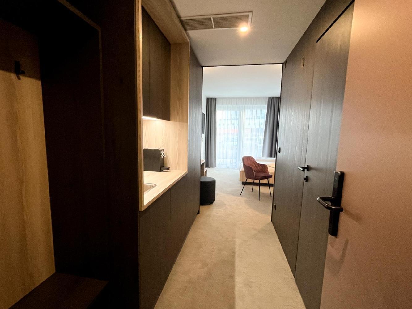 Hotel Novapart Stay Smart Велс Екстериор снимка