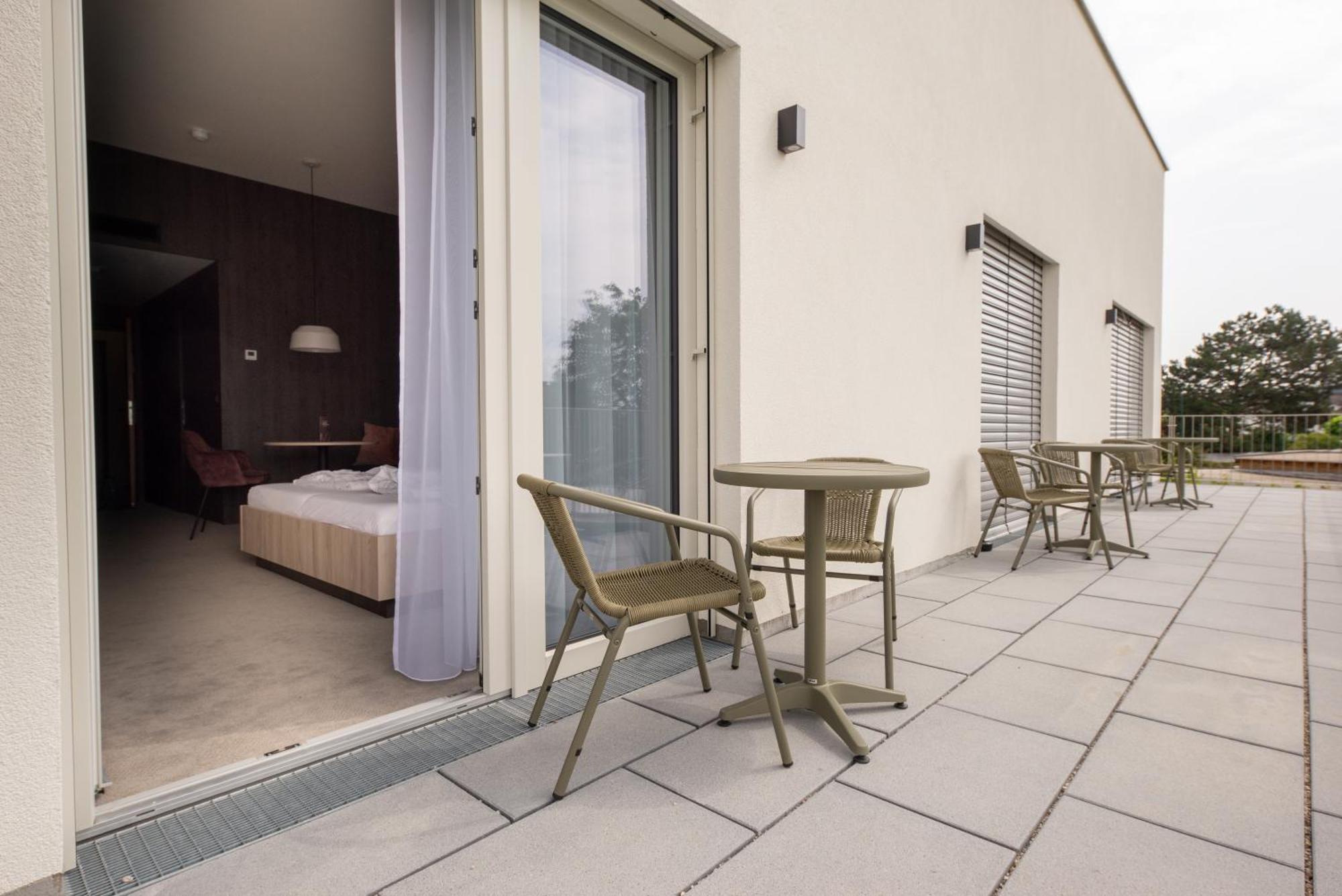 Hotel Novapart Stay Smart Велс Екстериор снимка