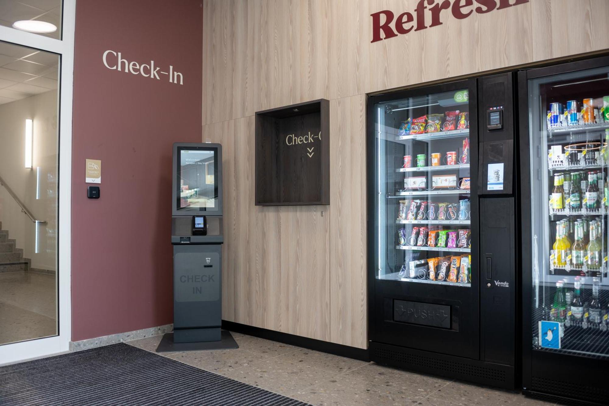 Hotel Novapart Stay Smart Велс Екстериор снимка